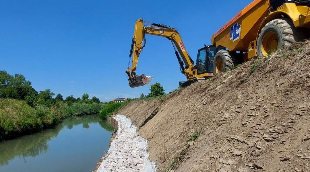 Lavori di Ripristino argini in destra e sinistra idraulica del Fiume Serraglio